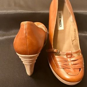 ✨Steve Madden Camel Wedged Heels✨